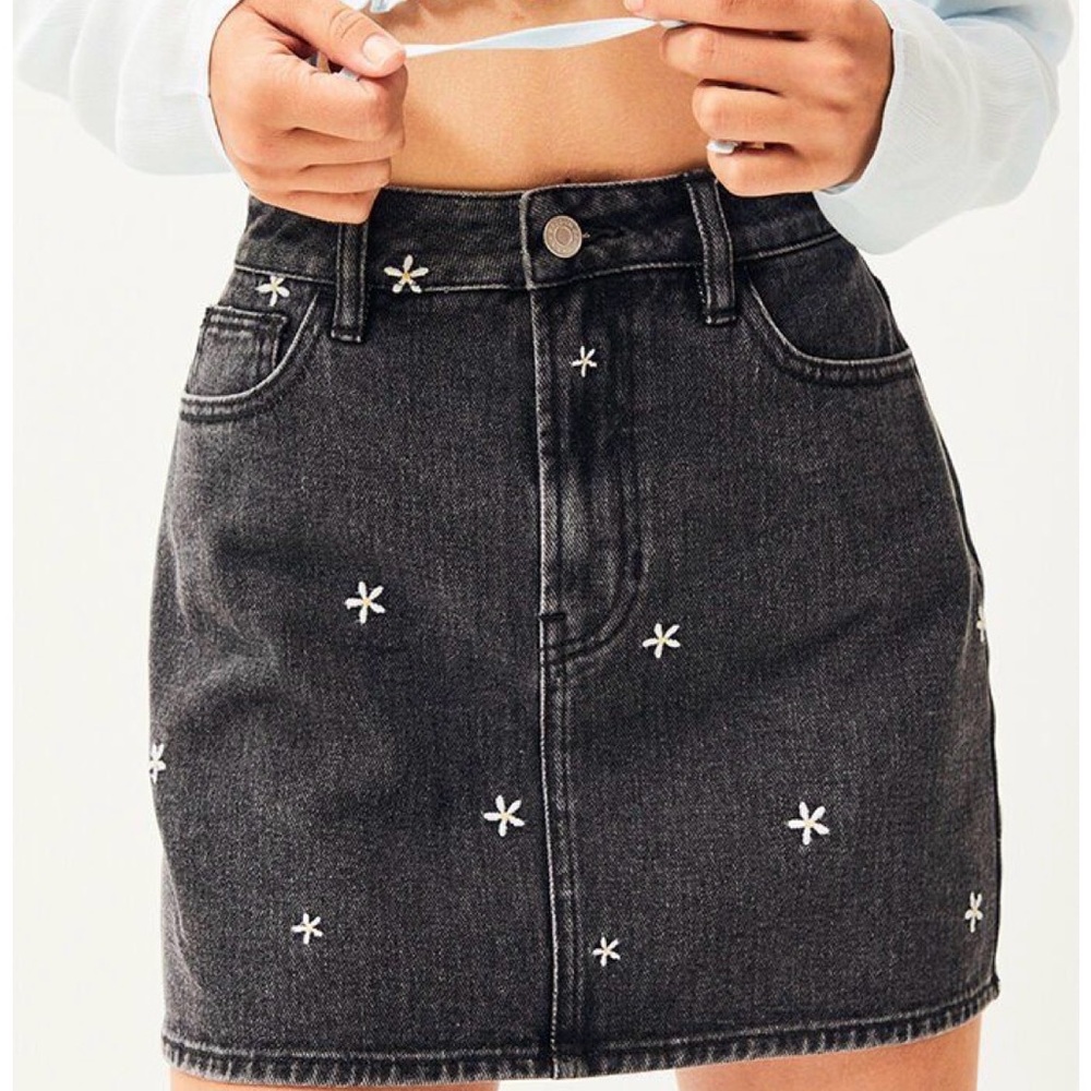 PacSun Black Denim With Embroidered Daisies Jean Mini Skirt Size 25 EUC